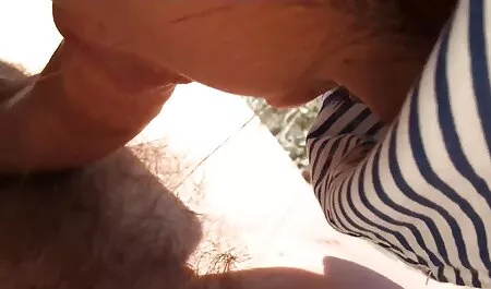 Äiti Viehättävä ottaa finnish mature porn hänet yli ottomaanien ja levittää jalkansa auton edessä