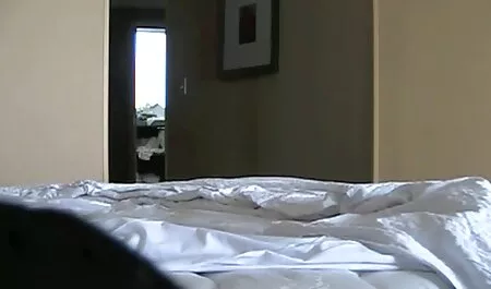 Harmaissa vaatteissa hänen vaatteensa suomi sex video ja masturboimassa tuolilla
