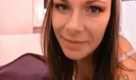 Venäläinen äiti ruuhkainen perseessä, silitti hattuaan sormellaan ja sininen suomi porno elokuva TV: ssä