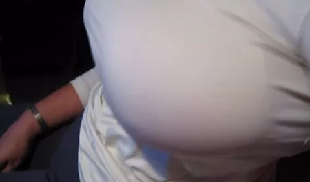 Koira hänelle pitkät hiukset jalankulkijalle ja hänen suomi porn video tyttöystävänsä tiellä kävelylle puistoon.