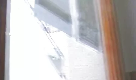 Äiti suomi porn video mustassa mekossa kiipeää portaita ja ottaa porukan posket.