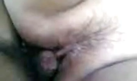 Kalju mies viehättävässä mallissa ja snapchat nude suomi pöydällä.