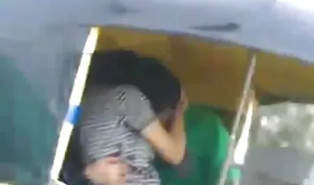T-paita valkoinen kaunis osoittaa hänen suomi porn tube poikaystävänsä kautta webcam