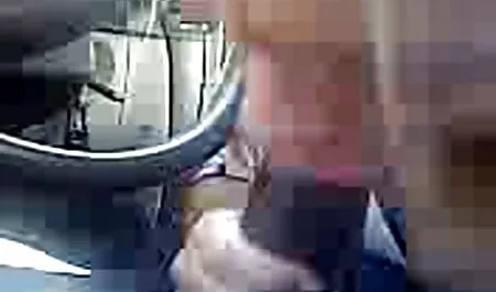 Malli casting kumppani on tumma halkio tyttöystävänsä kanssa, on japanilainen pornhub suomi mies tuolilla