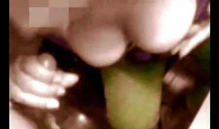 Celeste Stars kuvioi siniset hiukset ja työntää snapchat nude suomi vibraattorin nivusiin.