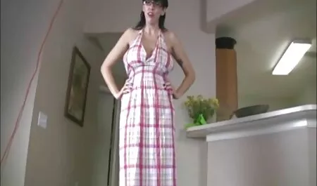 Tyttö oli suomi porno videot koko kaupungin edessä.