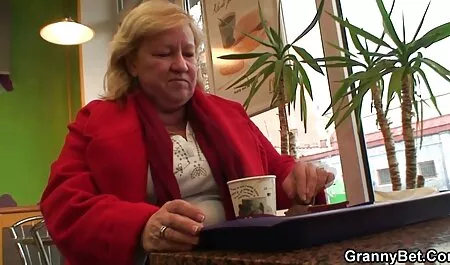 Mustamekkoinen tyttö, pitkät sääret mustan miehen ruumiin edessä ja laittoi sen suomi porno videot torahampaisiinsa.