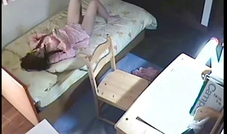 Felicity-kissa nielee hahaalin ilmainen suomi porno peniksen ja peräaukon sängyllä.