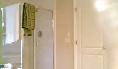 Pinkitukkainen suomi sex video nainen piilotti kasvonsa naamion alle ja masturboi kahden tekijän kanssa.