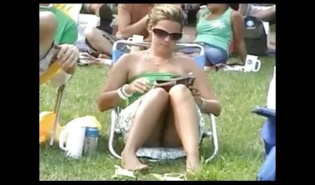 Äiti nieli paksut, mustat kirjaimet sohvalla ja suomi porno live harmaalla matolla