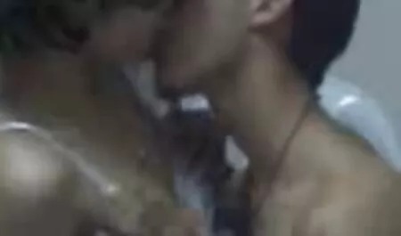 Hän antaa itsensä Hyväillä reikää ja kätellä. suomi porno tube