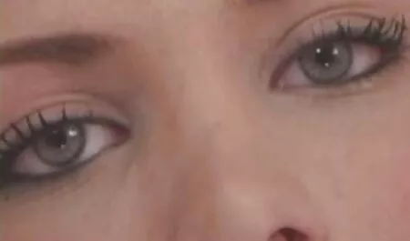 Ashley Adams suomen porno videot loistaa alasti ja silitti hänen pillua