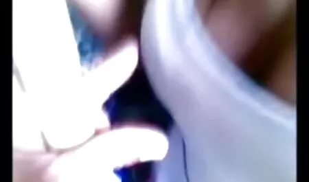 Mies suomi seksi videot syö kypsää tussua olohuoneen sohvallaan.