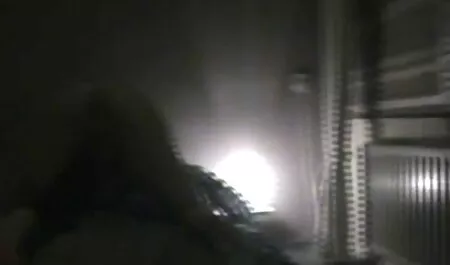 Äiti sukat on edessä webcam, ja aseta suomi pormo sormi perseeseen