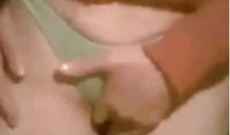 Kumppanit laittavat ruuvin 18-vuotiaan finnish porn video suuhun T-paidassa.