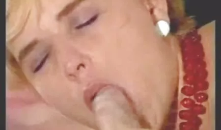 Kaunis Scarlett Knight free finnish porn sukat vakuuttaa kaveri seksiä ja laittaa hänet nukkumaan.