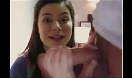 Ashley Rider yllään bändi kultainen käsineet ja lähettää suomi sex tube silitti kylpyhuoneessa puhdistuksen aikana.
