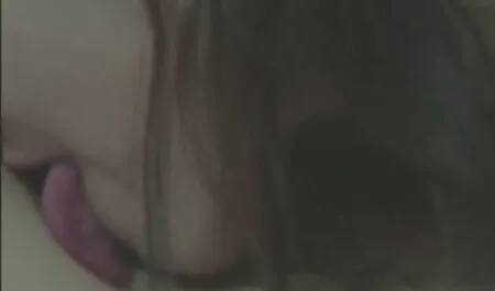 Kaveri terällä kiimainen nuori cockslut istuu porno video suomi lattialla